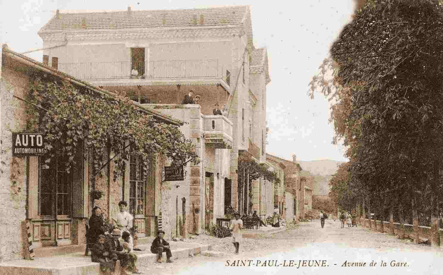 Avenue de la gare à Saint-Paul-le-Jeune