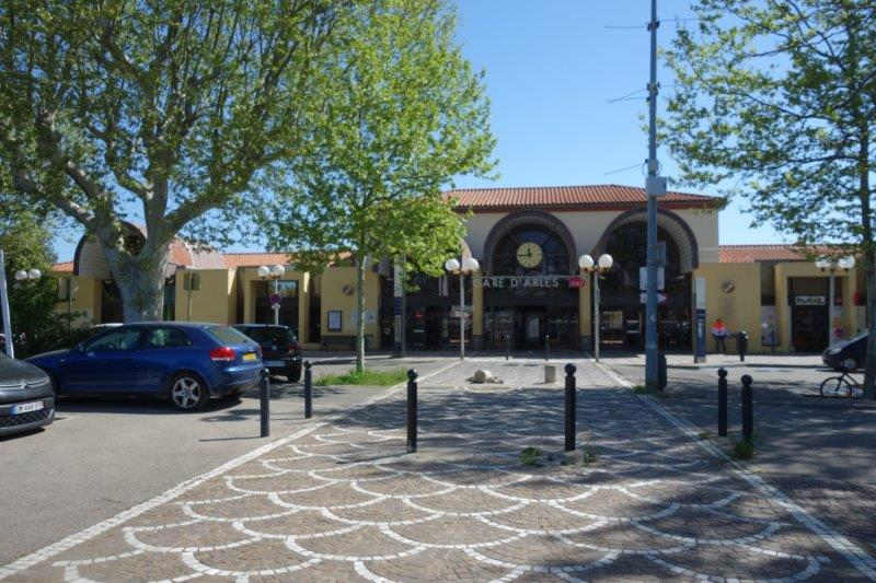 De la gare d'Arles à la halte de Mas-la-Ville