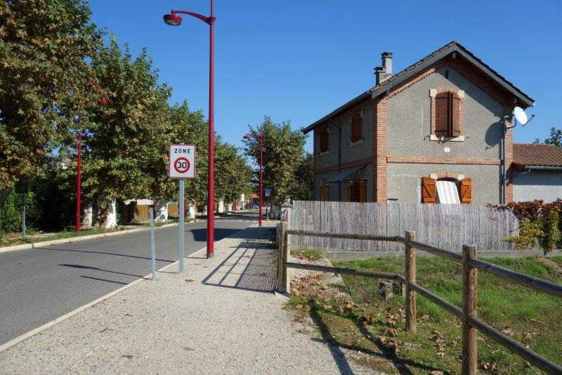 Maisonnette de garde-barrière du PN 7 entre la gare de Labastide-Saint-Pierre et la gare de Bressols
