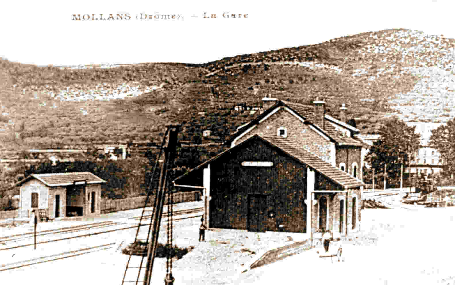 Cour de la gare de Mollans-Propiac