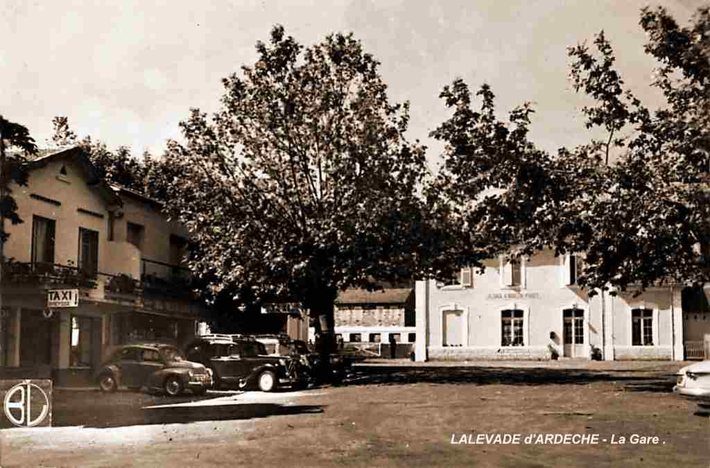 Cour de la gare de Nieigles-Prades
