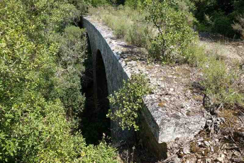 Pont à deux arches sur le ruisseau de la Gineste