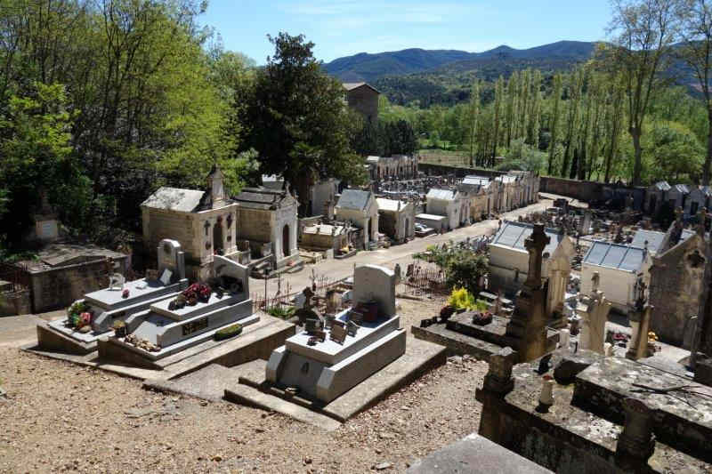 Cimetière de Lamalou-les-Bains vu de la Voie Verte Passa Païs