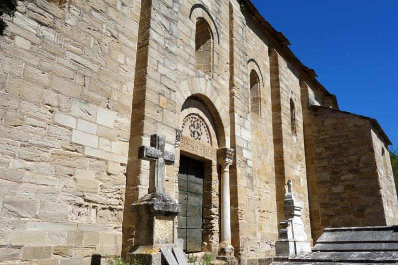 Eglise Saint Pierre de Rhèdes près de la Voie Verte Passa Païs