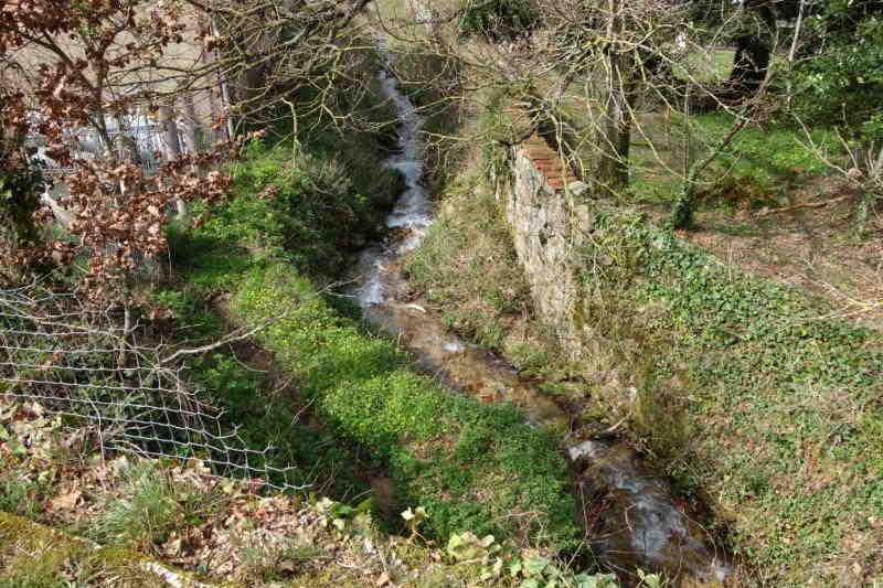 Ruisseau de Parrasials sur l'emprise de la gare de Labastide-Rouairoux