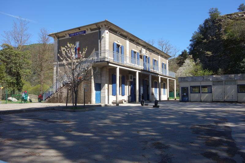 Cour de la gare de Pont-d'Hérault