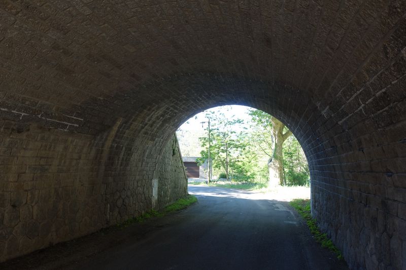 Pont sur la rue des Charmilles à Aumessas