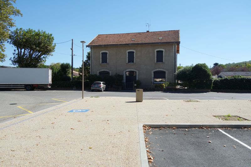 Cour de la gare de Belvèze-Aude